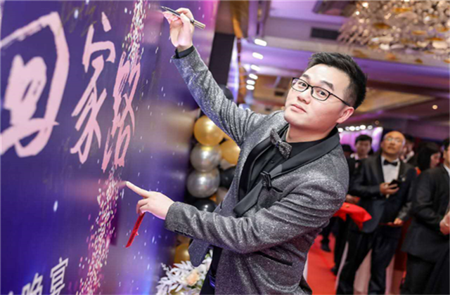 【高光“疫”事】勇敢逆行的特殊“网约车”——3003新葡的京90后，用信念打通生命运输线